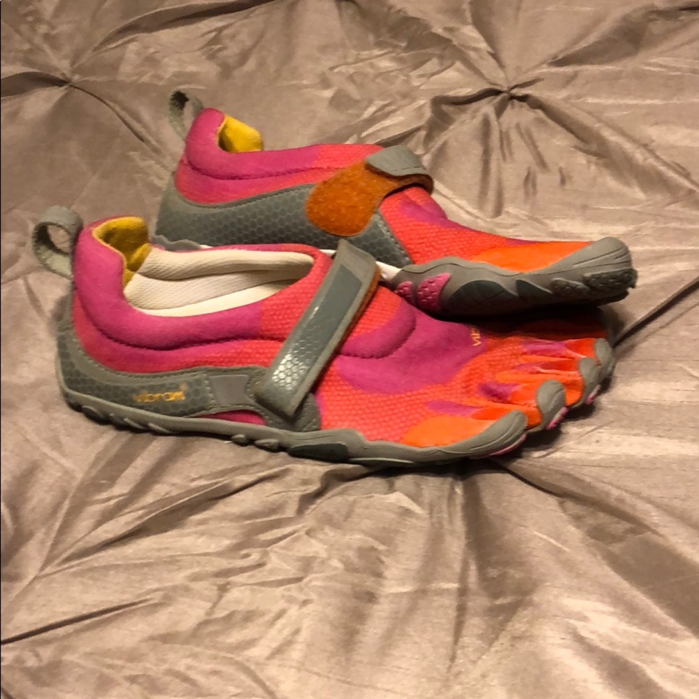 Women’s vibram toe shoes. Barely worn. Size 40